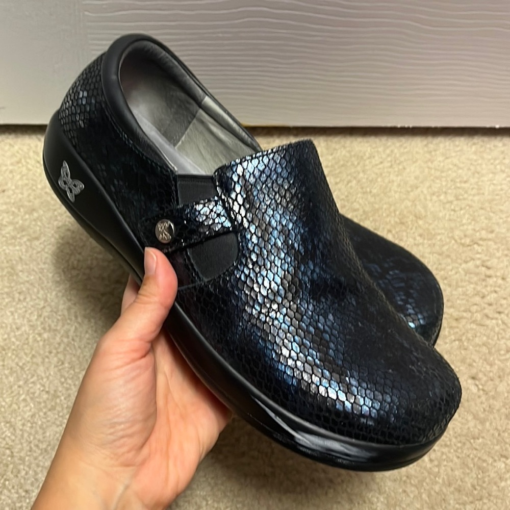 Alegria blue iridescent clog size 11